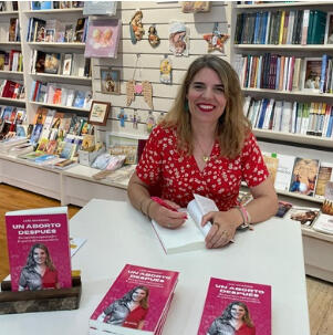 Leire Navaridas firmando libros en Librería San Pablo, Murcia